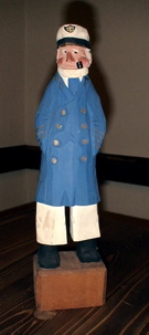 木彫りの船長の
人 
形